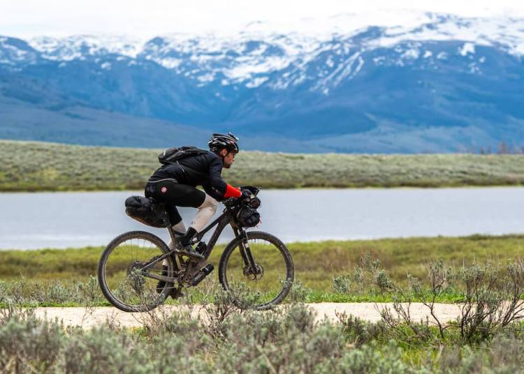 Tour Divide เป็นงานแข่งปั่นจักรยาน Off-road ซึ่งมีเส้นทางในเทือกเขาร็อกกี้จากประเทศแคนาดาลากยาวมาจนถึงเขตชายแดนของประเทศเม็กซิโก